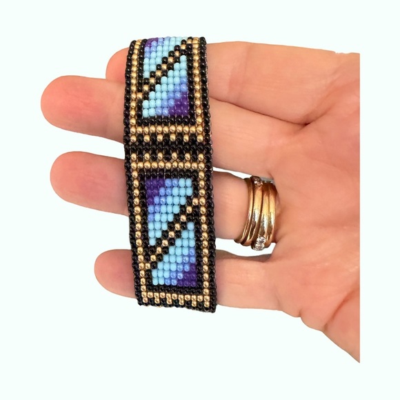 Hand crafted beaded blue geometric Native American inspired adjustable bracelet - Picture 9 of 11
